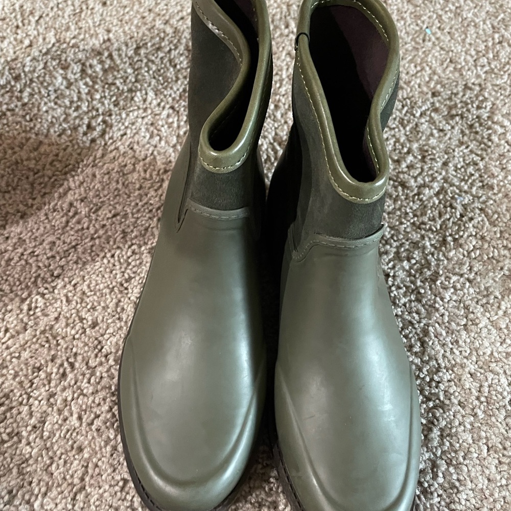 Ugg Plum Shearling-Lined Boot Interior - image 1